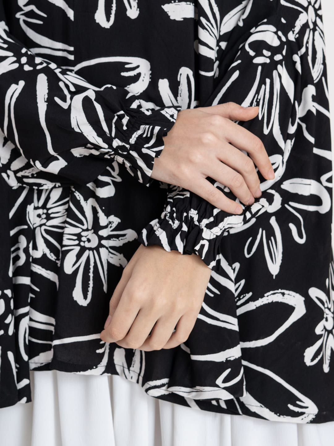 Black Chic Leaf Print Premium Viscose Namaz Makhna with Elasticated Sleeves