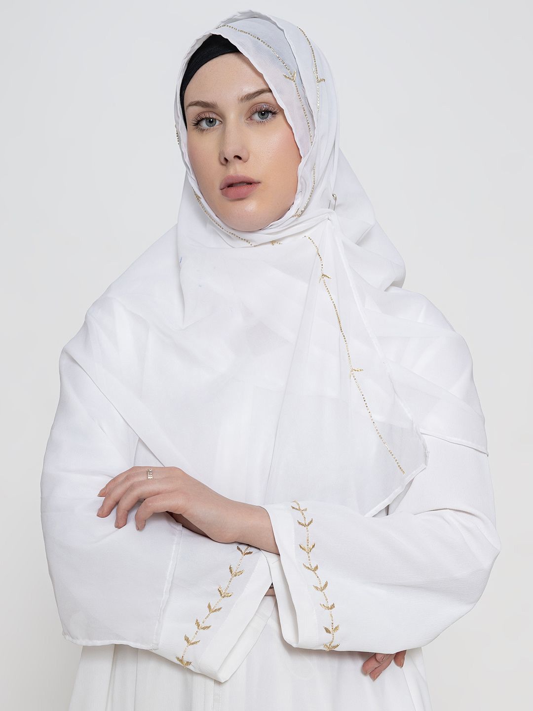 Women Embroidered Round Neck Abaya With Scarf