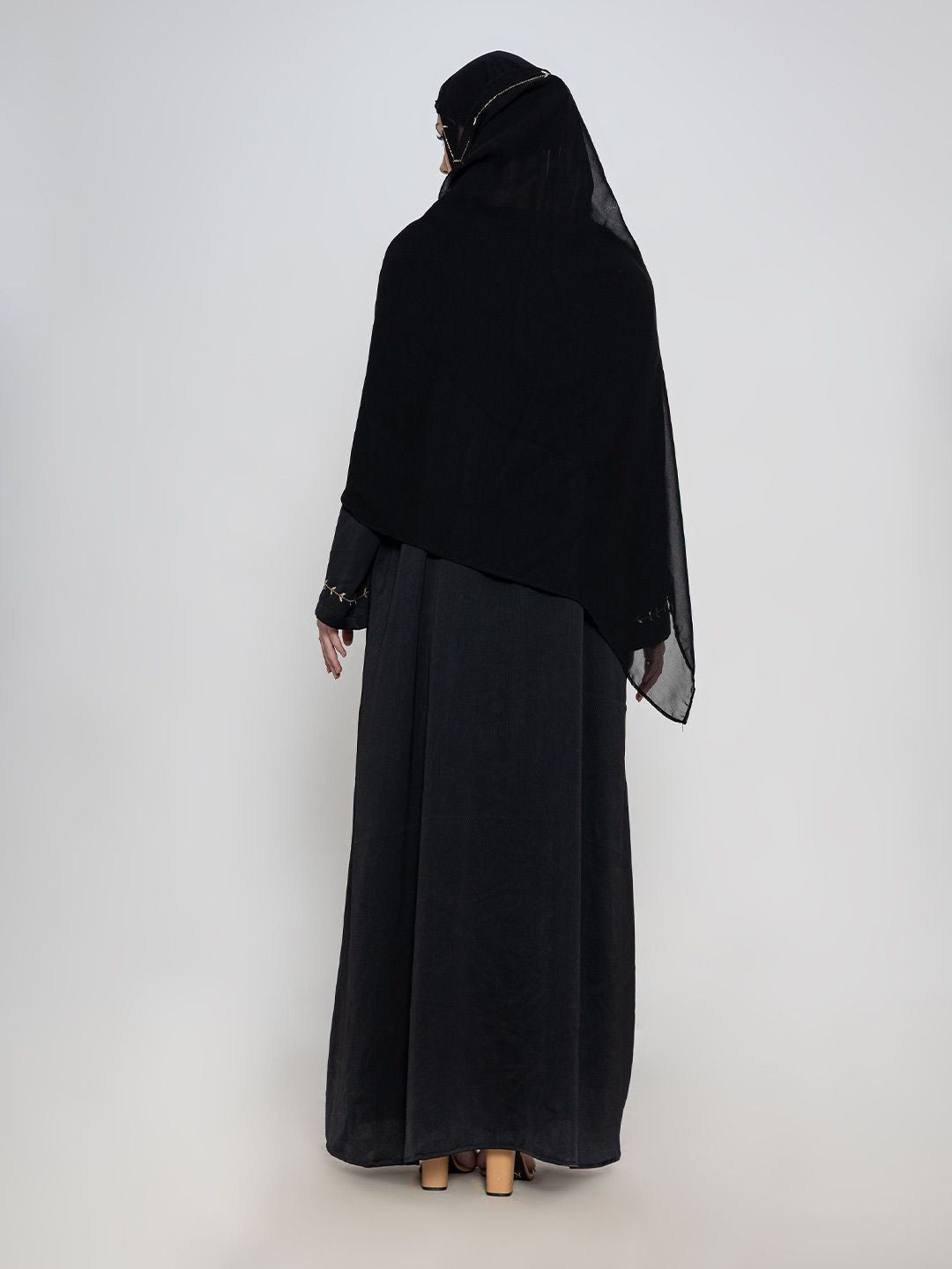 Women Embroidered Round Neck Abaya With Scarf